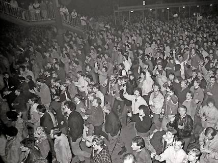 Das war nicht mehr aufzuhalten: Die erste große Monatgsdemo in Leipzig am 9. Oktober 1989 mit mehr als 70.000 Teilnehmern.