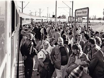 Oktober 1989: Erschöpfte DDR-Flüchtlinge aus Prag sind mit dem Zug auf dem Messebahnhof angekommen.
