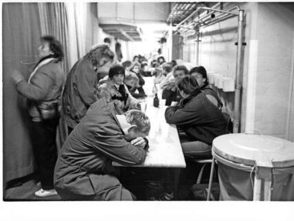Übernachtung im Zivilschutzbunker unter dem Hauptbahnhof: Das Foto zeigt DDR-Bürger am 18. November 1989.