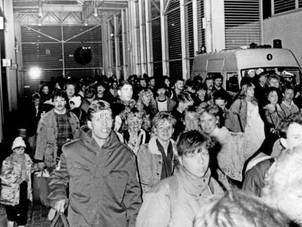 1200 Übersiedler aus der DDR trafen am 5. November 1989 mit dem Zug auf dem Messebahnhof ein.