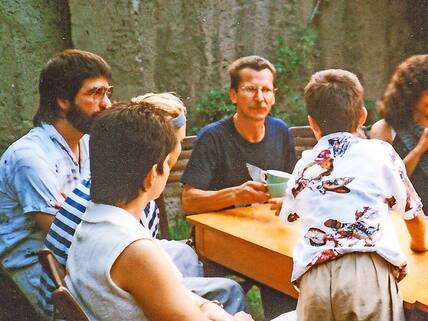 Die Kirchenpartnerschaft der Martinsgemeinde Engelbostel und der Lukasgemeinde Leipzig half bei der Wende: Pastor Christoph Wonneberger (Mitte) mit Besuch aus dem Westen, links Diakon Holger Kiesé aus Engelbostel, rechts die Wonnebergers Frau Ute.