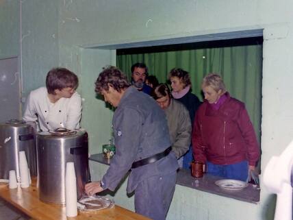 Helfer des THW gaben 1989 im Bunker unter dem Hauptbahnhof heiße Getränke an DDR-Bürger aus.
