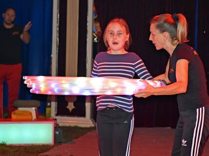 Über so viele Reifen gerät die kleine Künstlerin ins Staunen.