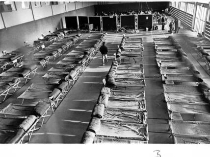 Dutzende Betten in einem Saal: Notunterkunft in der Turnhalle der Kaserne des Bundesgrenzschutz in der Möckernstraße.