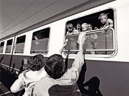 Zwei Frauen reichten Bananen und Schokolade in den Zug: Erschöpfte DDR-Flüchtlinge aus Prag sind im Oktober 1989 auf dem Messebahnhof angekommen.