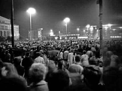 Zur Zeit der Monatgsdemo war Messe: Westliche Unternehmen waren in Leipzig, auch Journalisten und Kamerateams aus Westdeutschland. Die Bilder der Demo liefen abends in der "Tagesschau".