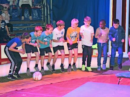 Die Schüler wärmen sich vor dem Trampolinspringen auf.