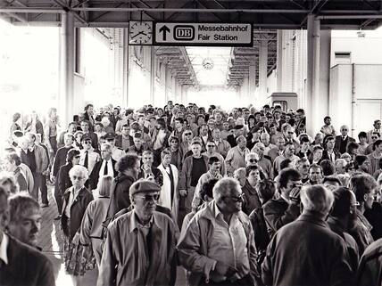 Dichtes Gedränge im Oktober 1989: Erschöpfte DDR-Flüchtlinge aus Prag sind mit dem Zug auf dem Messebahnhof angekommen.