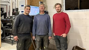 Die neue Hackschnitzel-Heizung läuft: Ulf Mutzke und seine Söhne Erik und Sven haben in Wendesse ein Nahwärme-Netz aufgebaut. Schon 23 Gebäude sind angeschlossen und werden mit Wärme beliefert.